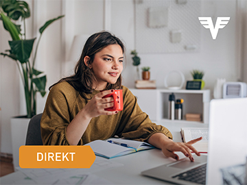 Eine junge Frau tippt mit Kaffeetasse in der Hand auf ihrem Laptop herum.