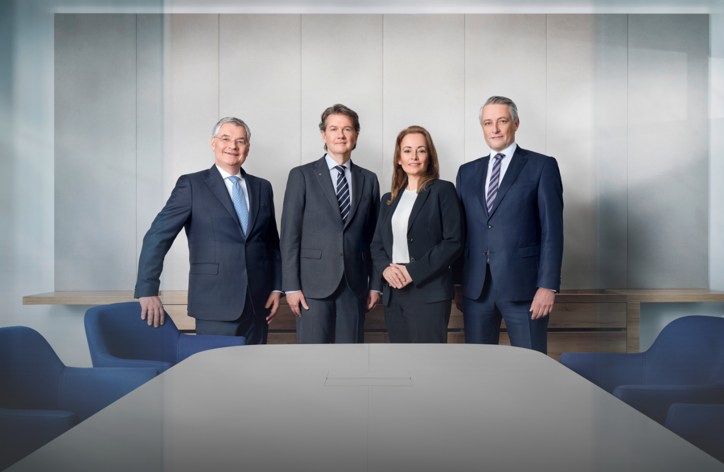 Der Vorstand der Volksbank Wien steht in einem Meetingraum. Von links nach rechts: Thomas Uher, Gerald Fleischmann, Christine Reuters und Rainer Borns.