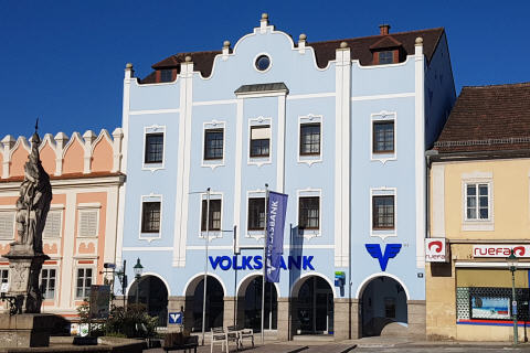 Das Foto zeigt die Regionaldirektion in Horn bei blauem Himmel.