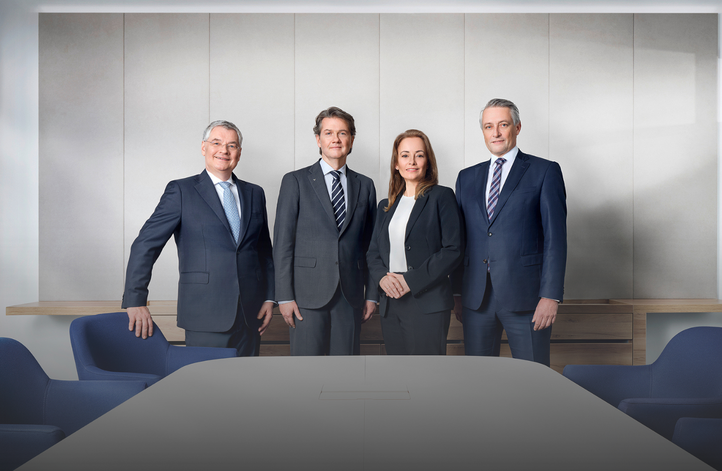 Der Vorstand der Volksbank Wien steht in einem Meetingraum. Von links nach rechts: Thomas Uher, Gerald Fleischmann, Christine Reuters und Rainer Borns.