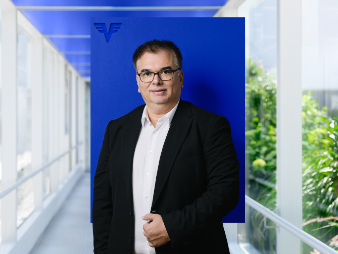 Hans-Jürgen Zehetmeyer vor blauem Hintergrund.