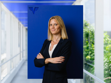 Michaela Gugerell auf blauem Hintergrund.