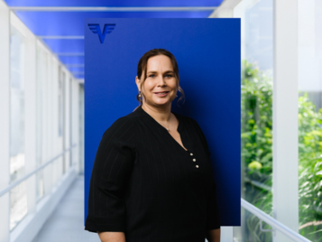 Karin Limbeck auf blauem Hintergrund.