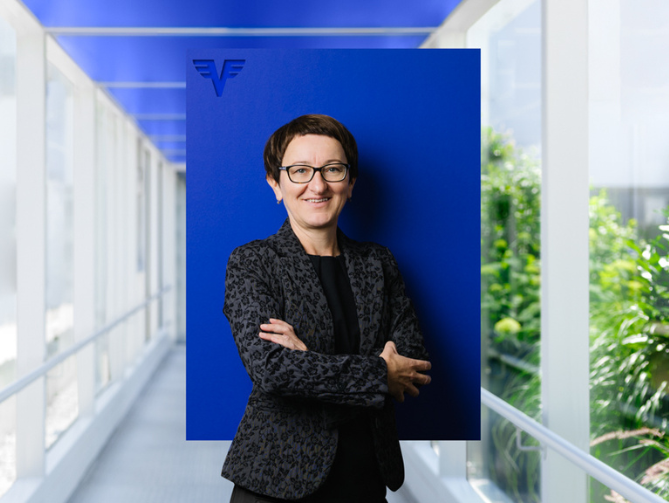 Ingrid Kaseß auf blauem Hintergrund.