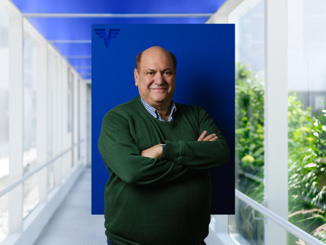 Franz Kral auf blauem Hintergrund.