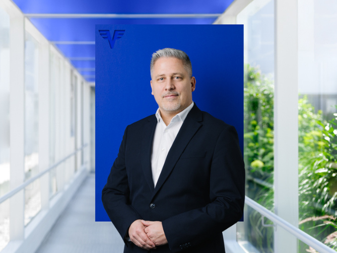 Christian Wais auf blauem Hintergrund.