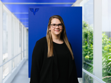 Lisa-Marie Roiser auf blauem Hintergrund.