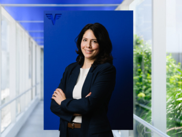 Lisa-Maria Bentler auf blauem Hintergrund.