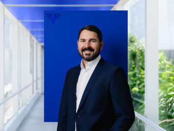 Bernd Bruckner auf blauem Hintergrund.