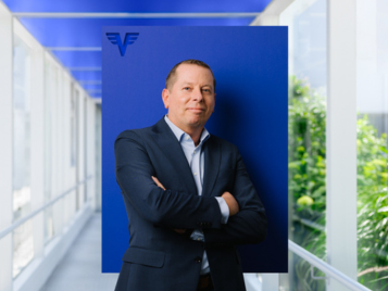Gerald Kauf auf blauem Hintergrund.