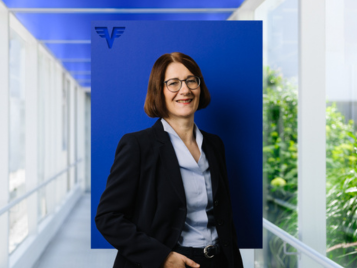 Hermine Thinel auf blauem Hintergrund.