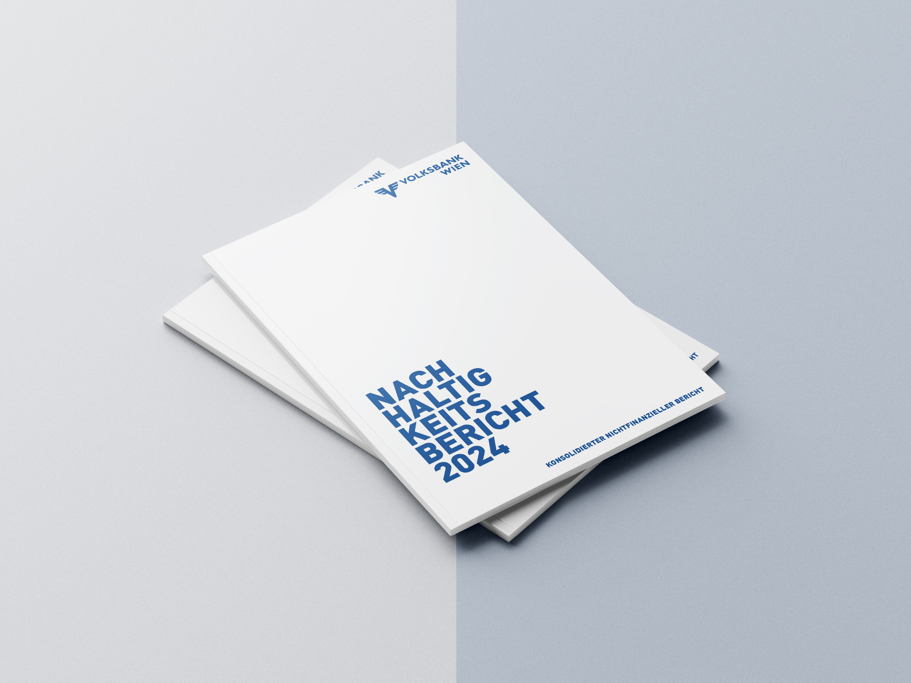 Der Nachhaltigkeitsbericht der Volksbank Wien liegt in ausgedruckter Form auf grauem Hintergrund.